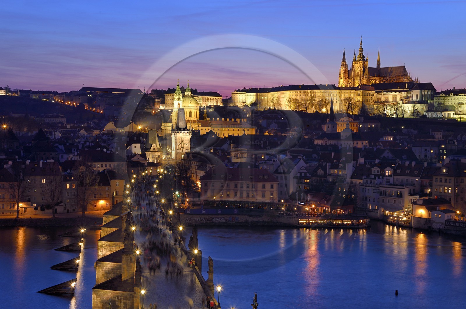 République Tchèque, Prague, centre historique classé Patrimoine Mondial de l' UNESCO, le pont Charles (Karluv Most ou Karlov Most), la tour gothique à l'entrée du pont du côté du quartier de Mala Strana devant l'église Saint Nicolas (Sv. Mikulase) et le chateau Royal en arrière plan à droite