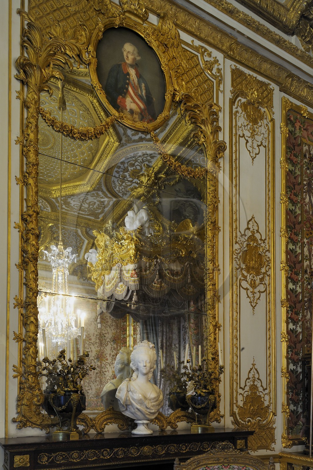 France, Yvelines (78), château de Versailles, classé Patrimoine Mondial de l'UNESCO, les Grands Appartements, la chambre de la Reine avec un buste de Marie-Antoinette