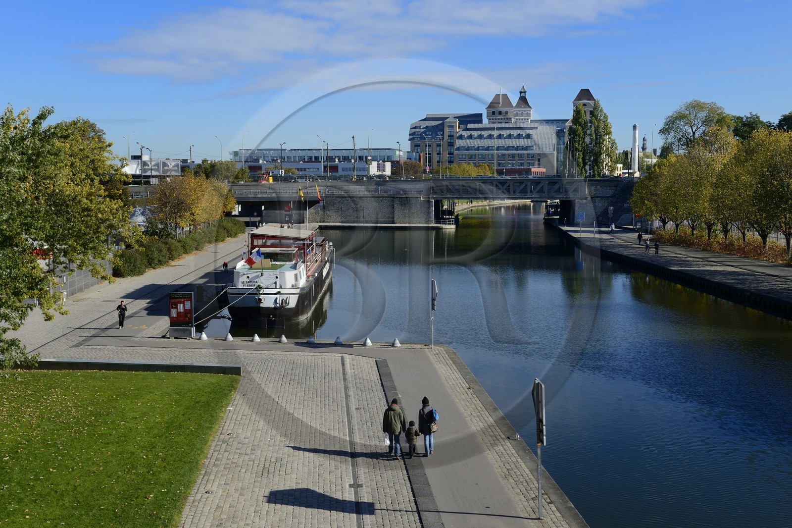France, Paris (75), le canal de l'Ourcq dans le parc de la Villette et les anciens Grands Moulins de Pantin créées en 1884 réhabilités pour y réaliser un ensemble immobilier de bureauxen arrière plan