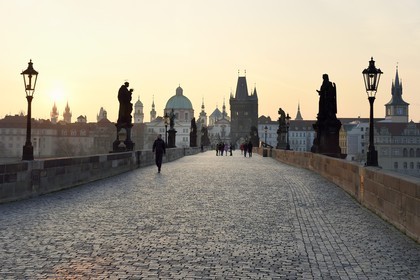 République Tchèque, Prague, centre historique classé Patrimoine Mondial de l' UNESCO, le pont Charles (Karluv Most ou Karlov Most) sur la rivière Vltava et le quartier de Stare Mesto