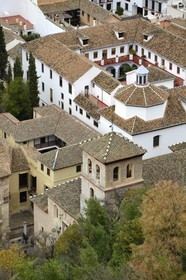 Espagne, Andalousie, Grenade, vue sur l'ancien quartier arabe de l' Albayzin classé Patrimoine Mondial de l'UNESCO et l'église San Pedro y San Pablo au premier plan