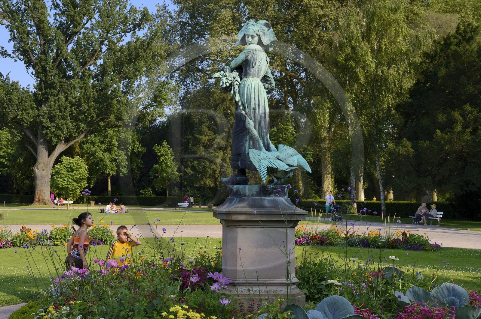France, Bas-Rhin (67), Strasbourg, parc de l'Orangerie, statue en bronze de la Ganseliesel (Elisabeth gardienne d'oie) par le sculpteur Charles Albert Schultz (1899)