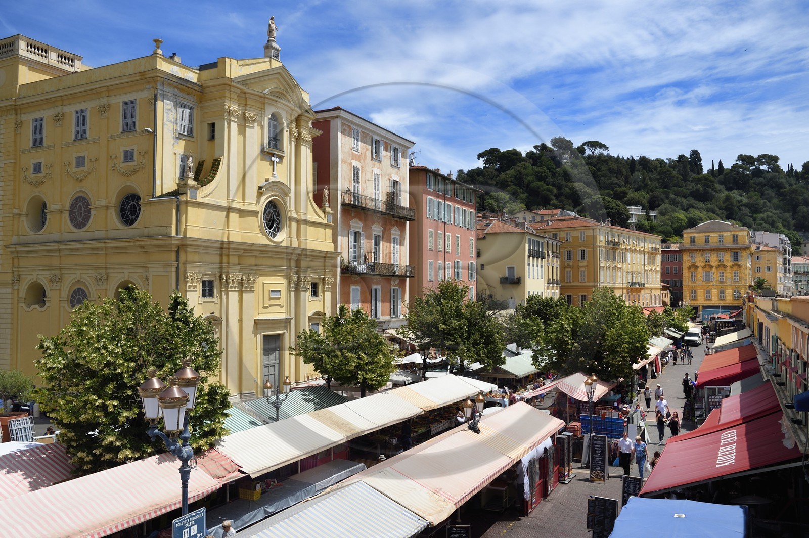 France, Alpes-Maritimes (06), Nice, vieille ville, marché du cours Saleya, chapelle de la Miséricorde (XVIIIe siècle) à gauche et le palais Cais de Pierlas en arrière plan