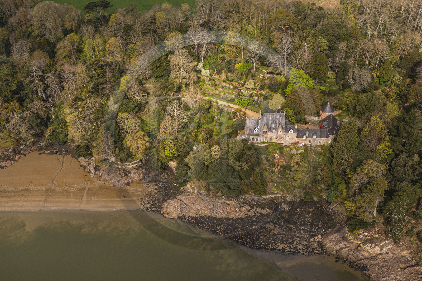 France, Côtes-d'Armor (22), Plouguiel, le Jardin botanique du Kestellic, classé jardin remarquable et son petit manoir typiquement néo breton dominant le fleuve Jaudy (vue aérienne)