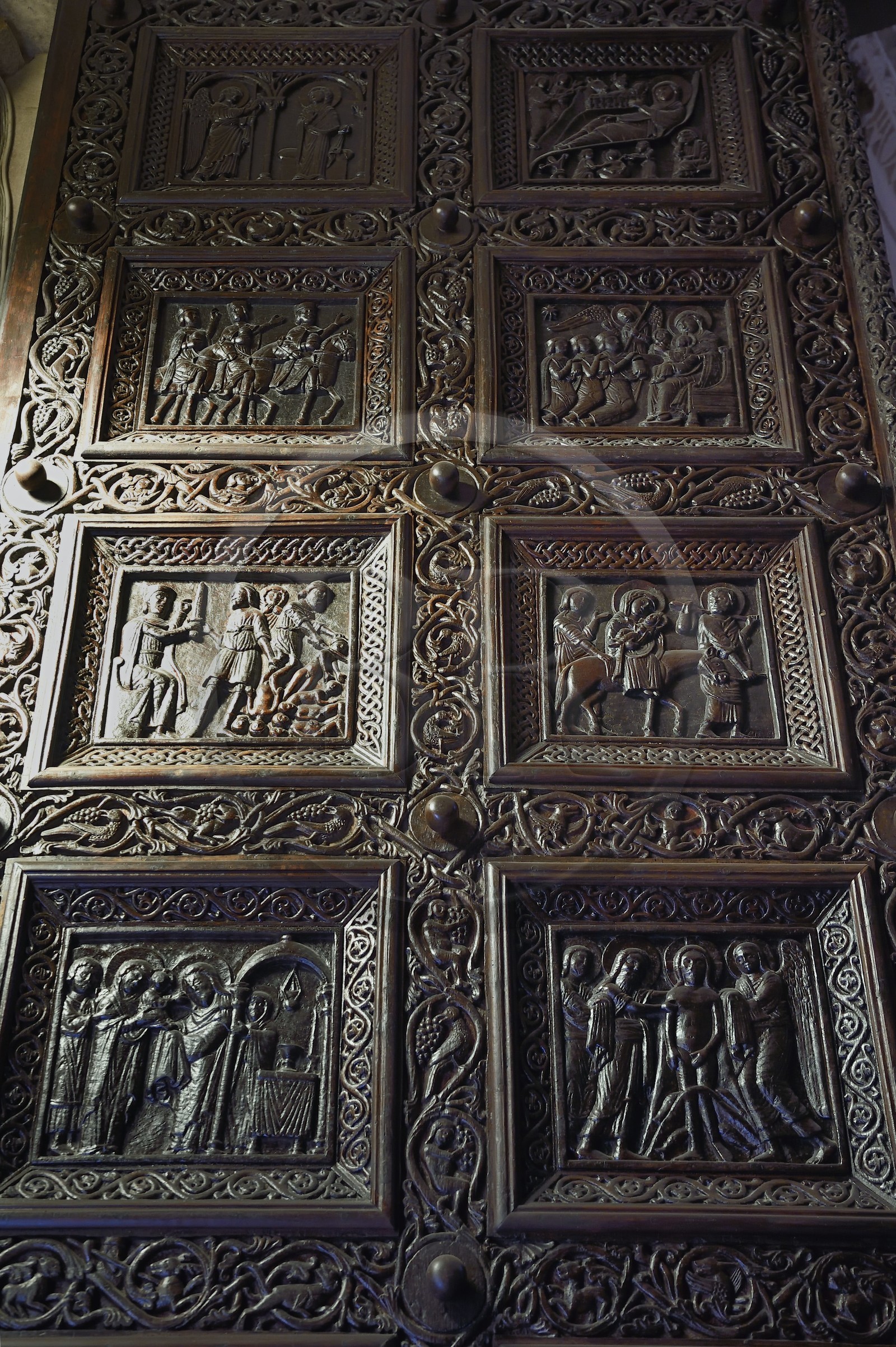 Croatie, Dalmatie, cote dalmate, Split, vieille ville romaine classée Patrimoine Mondial de l'UNESCO, palais de Dioclétien, la cathédrale Saint-Domnius, vantaux de la porte d'entrée datés de 1214 qui sont ornés de 28 sculptures sur bois représentant des scènes de la vie du Christ de l'Annonciation à l'Ascension