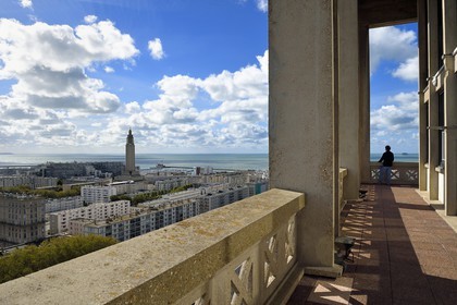 France, Seine-Maritime (76), Le Havre, Centre-ville reconstruit du Havre par Auguste Perret classé Patrimoine Mondial de l'UNESCO dominé par la Tour Lanterne de l'église Saint-Joseph vu depuis la terrasse de l'Hotel de Ville