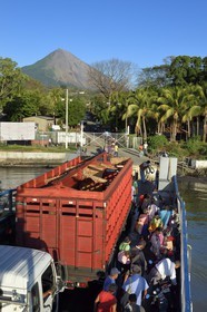 Nicaragua, Ile d'Ometepe sur le lac Nicaragua, arrivée du ferry au port de Moyagalpa avec en fond le volcan Conception (1610 m) toujours en activité