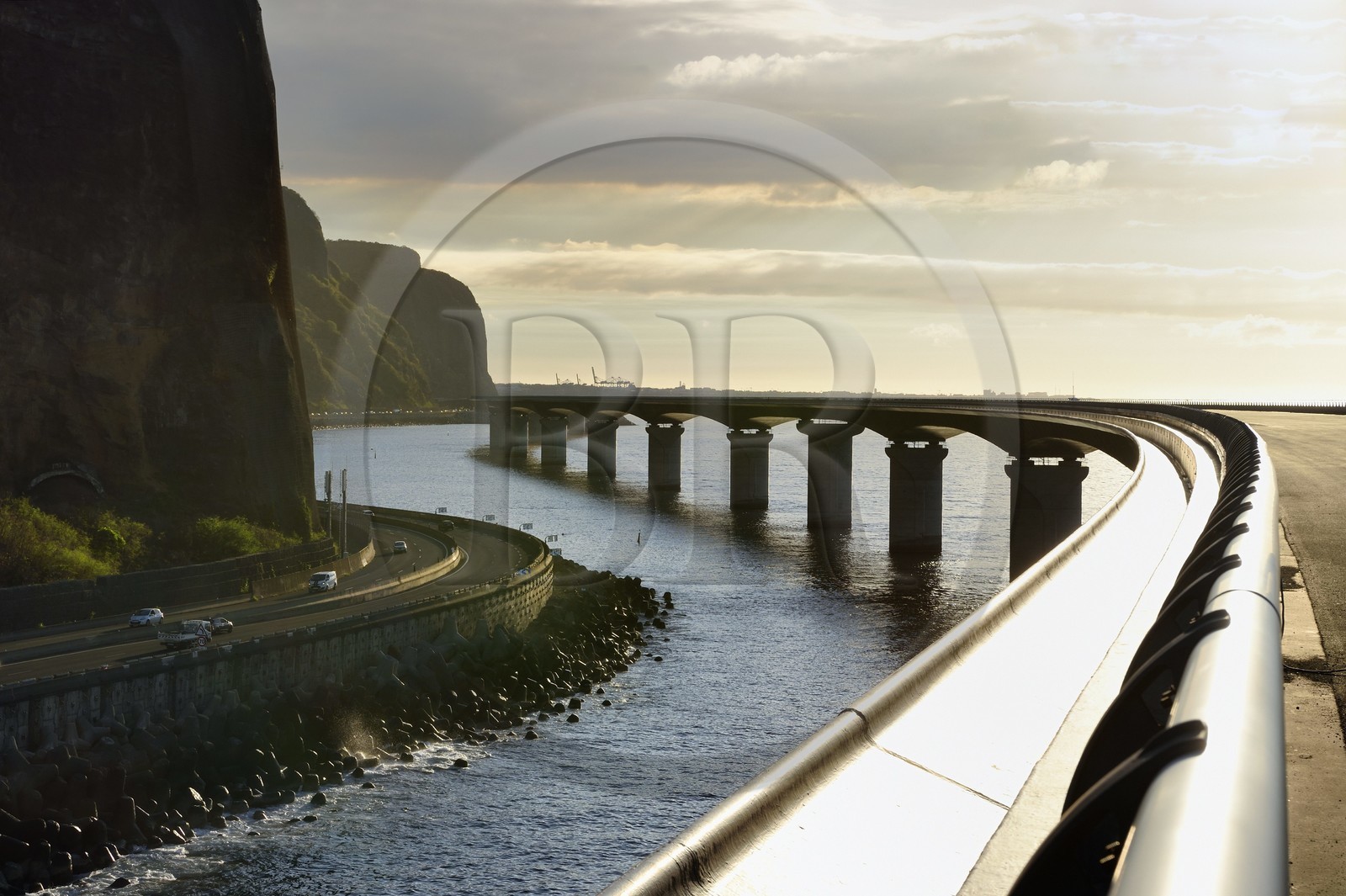 France, Ile de la Reunion, La Possession, l'ancienne route nationale toujours sous la menace de chutes de pierres et la Nouvelle Route du Littoral (NRL) sur la droite, viaduc maritime long de 5,4 km entre la capitale Saint-Denis et le principal port de commerce à l’Ouest