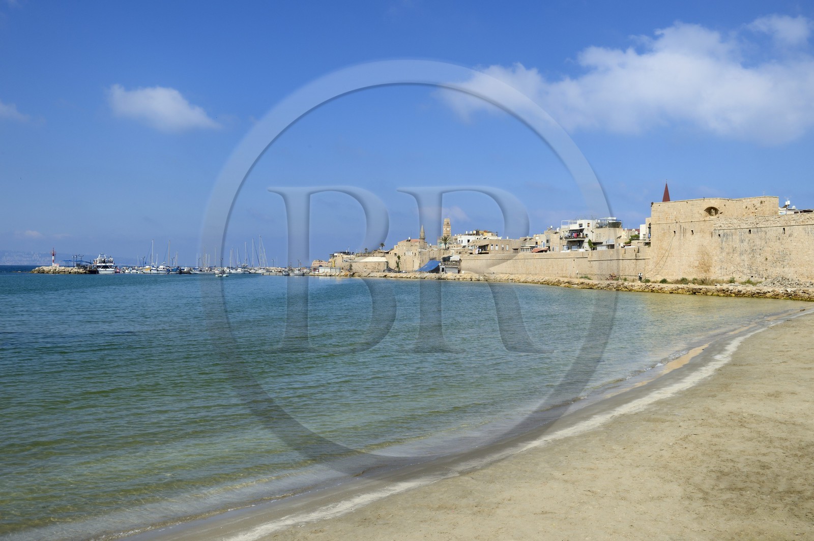 Israel, district Nord, Galilée, Acre (Akko), vieille ville, classée Patrimoine Mondial de l'UNESCO, le port, les remparts et la plage