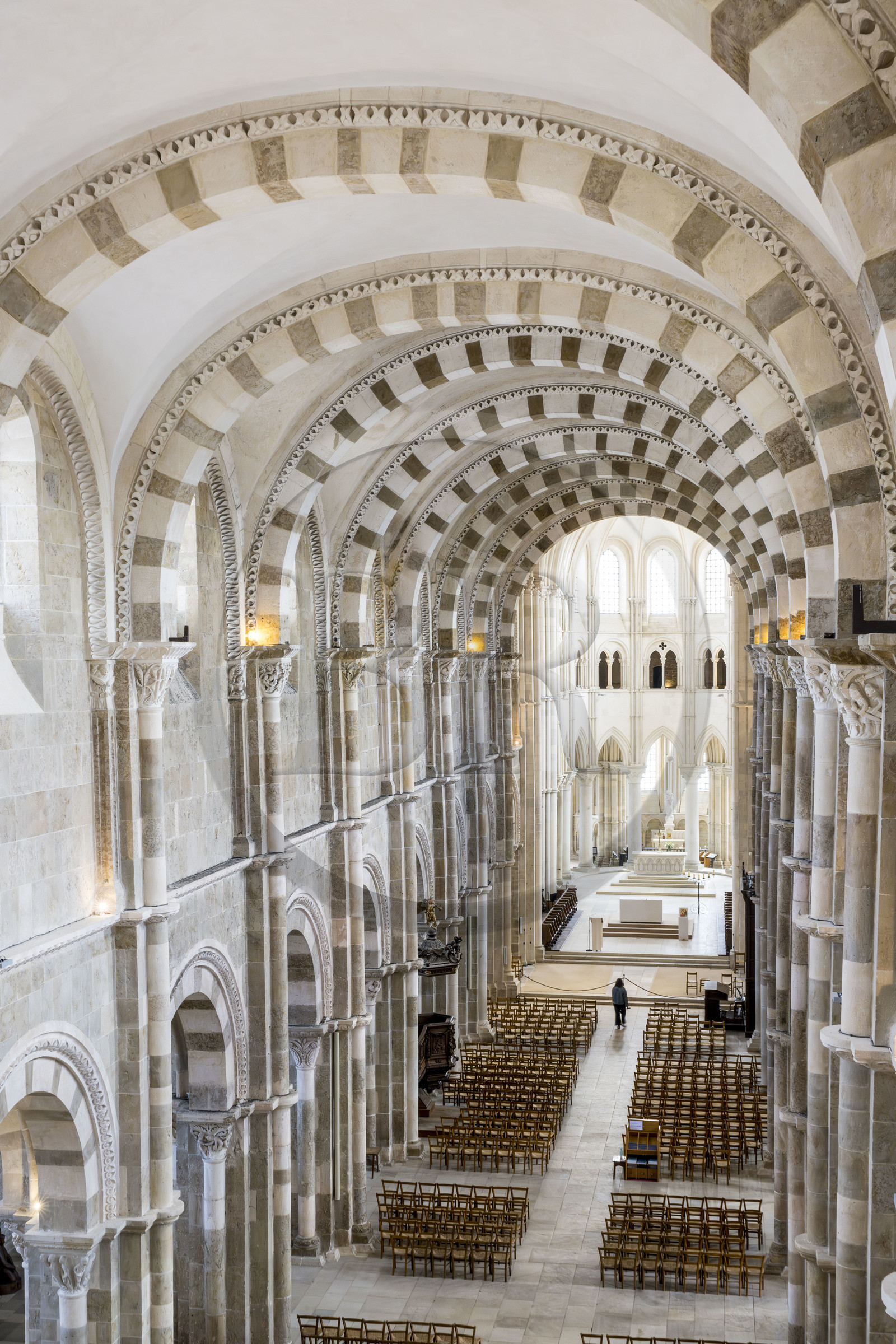 France, Yonne (89), parc naturel régional du Morvan, Vézelay, classé au Patrimoine Mondial de l'UNESCO, labellisé Les Plus Beaux Villages de France, point de départ de l'une des principales voies de pèlerinage de Saint-Jacques-de-Compostelle, la basilique Sainte-Marie-Madeleine, la nef et le choeur en arrière plan