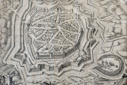France, Hérault (34), Montpellier, centre historique appelé l’Ecusson, Hotel de Varenne, hotel particulier datant de l'époque médiévale et abritant le Musée du Vieux Montpellier, carte du siège de Montpellier en 1622, gravure de Melchior Tavernier