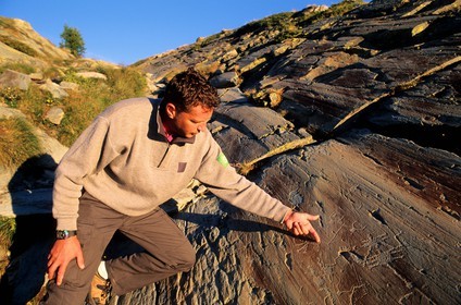 France, Alpes-Maritimes (06), parc national du Mercantour, Vallée des Merveilles vers Fontanalbe, gravures rupestres de la voie sacrée (1800-1500 av. jc) présentées par le garde du parc Yannick Bielle