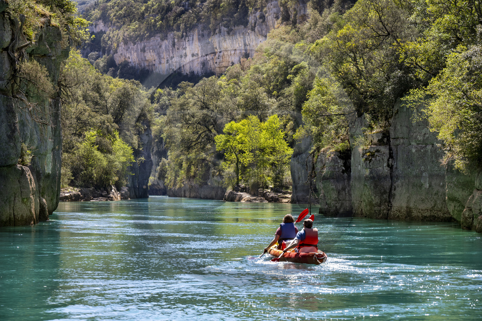 Var (83) rive gauche et Alpes-de-Haute-Provence (04) rive droite, Parc Naturel Régional du Verdon, Basses Gorges du Verdon en aval du lac de Sainte Croix, découverte en kayak des gorges de Baudinard