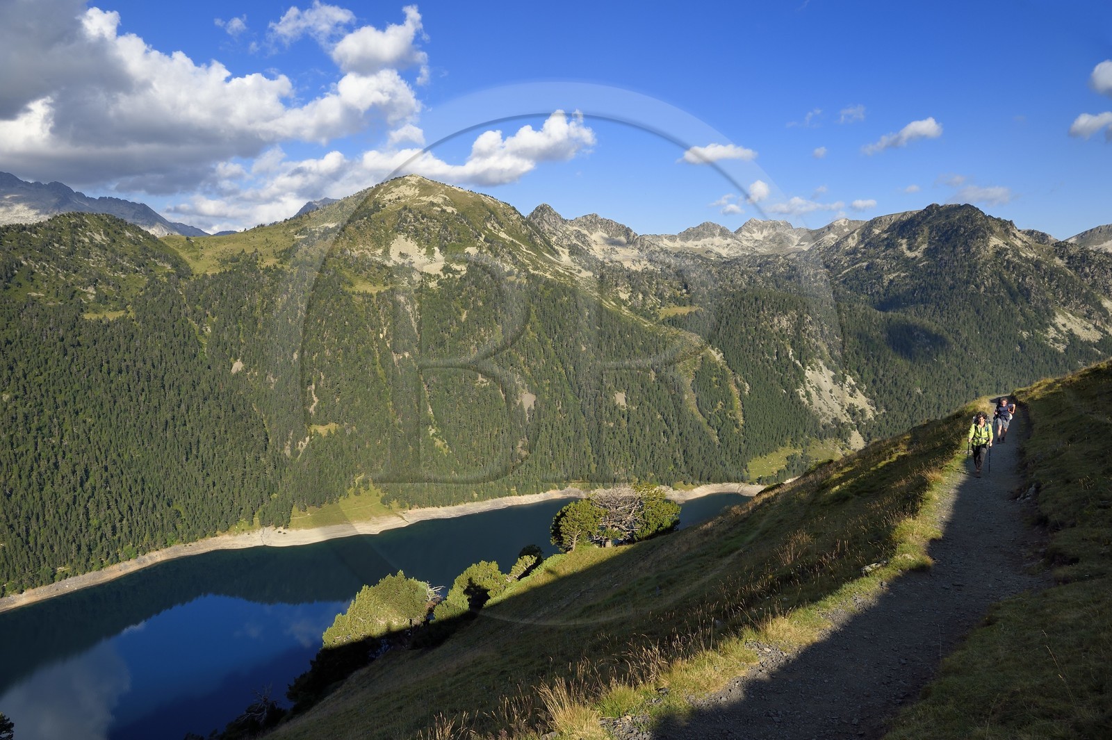 France, Hautes-Pyrénées (65), Saint-Lary-Soulan et Vielle-Aure, randonnée sur une variante du GR10 entre le col de Portet et les lacs de Bastan en bordure de la réserve naturelle de Néouvielle, le lac artificiel de l'Oule
