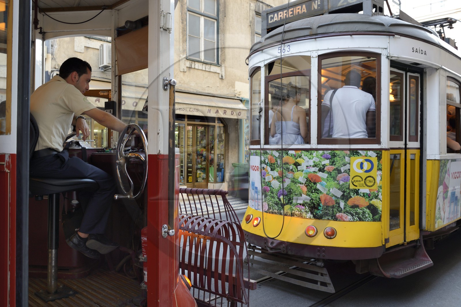 Portugal, Lisbonne, quartier de Baixa pombalin, tramway dans la rua da Conceicao