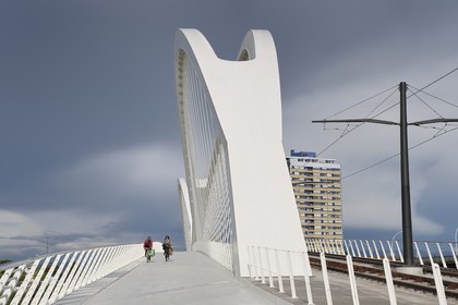France, Bas-Rhin (67), Strasbourg, le pont piéton, vélo et du tram de la ligne D sur le Rhin reliant Strasbourg à Kehl en Allemagne inauguré le 28 avril 2017 appelé pont Beatus Rhenanus