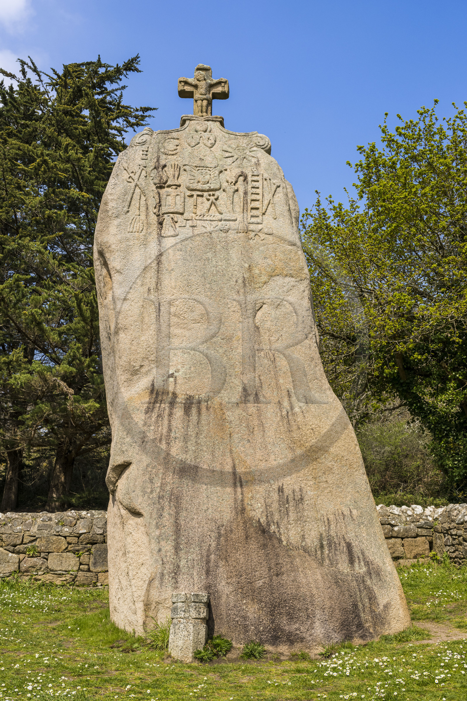France, Côtes-d'Armor (22), Côte de Granit Rose, Pleumeur-Bodou, menhir de Saint-Uzec gravé lors de sa christianisation au XVIIe siècle
