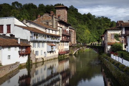 France, Pyrénées-Atlantiques (64), Pays-Basque, Saint-Jean-Pied-de-Port, le Pont Vieux sur la rivière Nive de Béhérobie et l'église de l'Assomption ou Notre-Dame du Bout du Pont