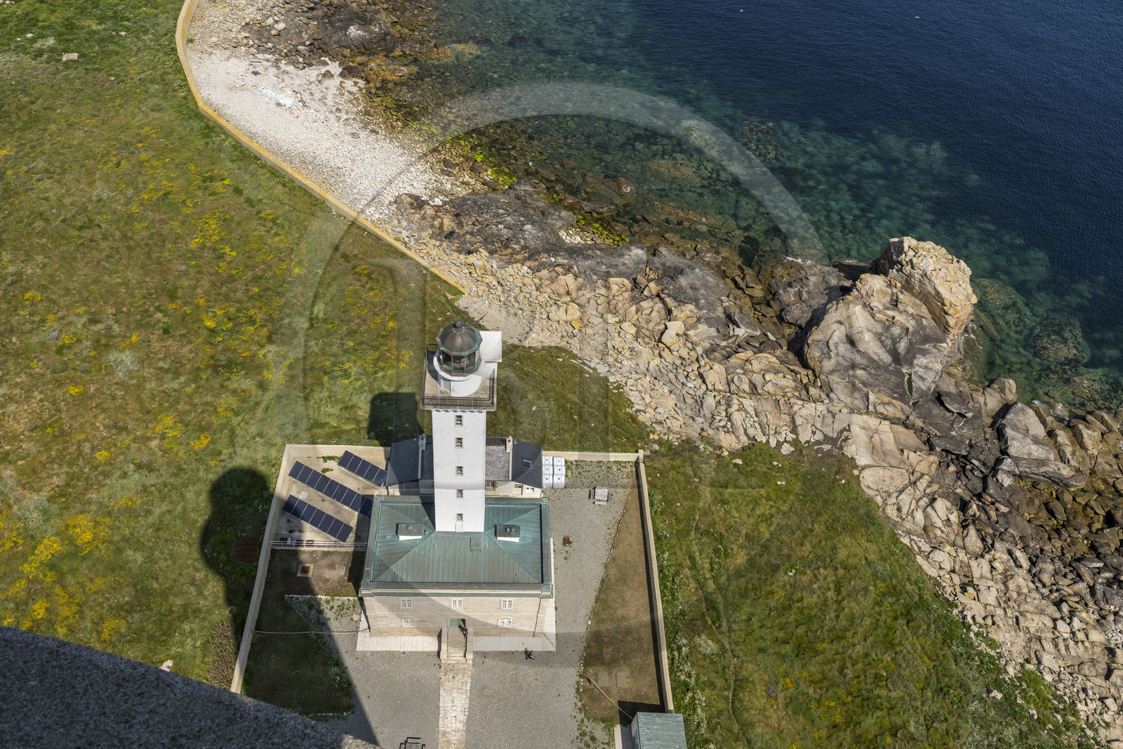 France, Finistère (29), Pays des Abers, Ile Vierge, le phare de l'Ile Vierge, l'ancien phare de 1845 vu du sommet du grand phare