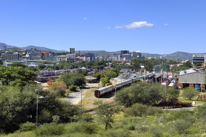 Namibie, région de Khomas, Windhoek, la gare centrale et le centre ville en arrière plan