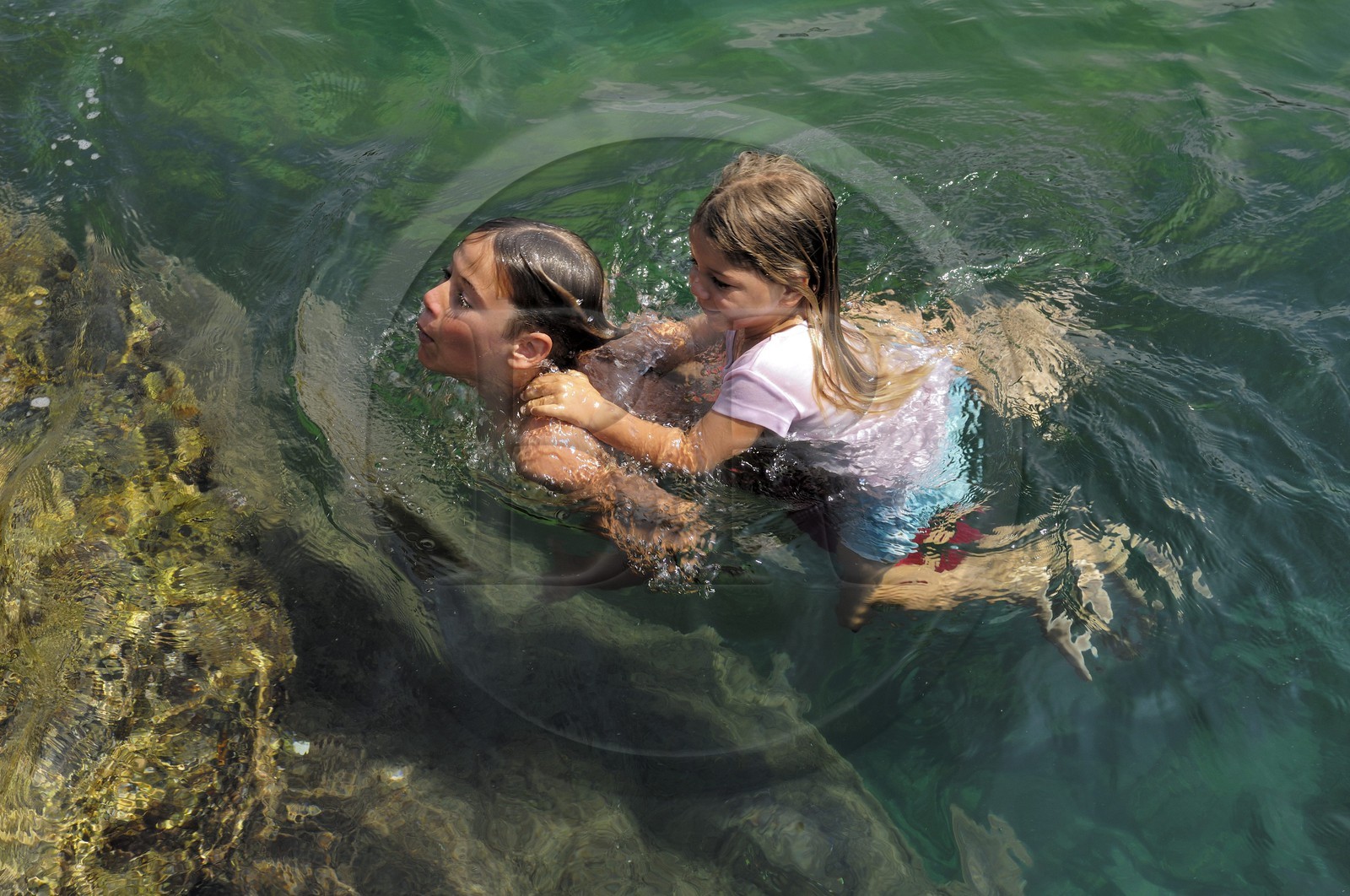 Brazil, Rio de Janeiro State, Paraty, Catimbau island, Thomas Campers with his younger sister
