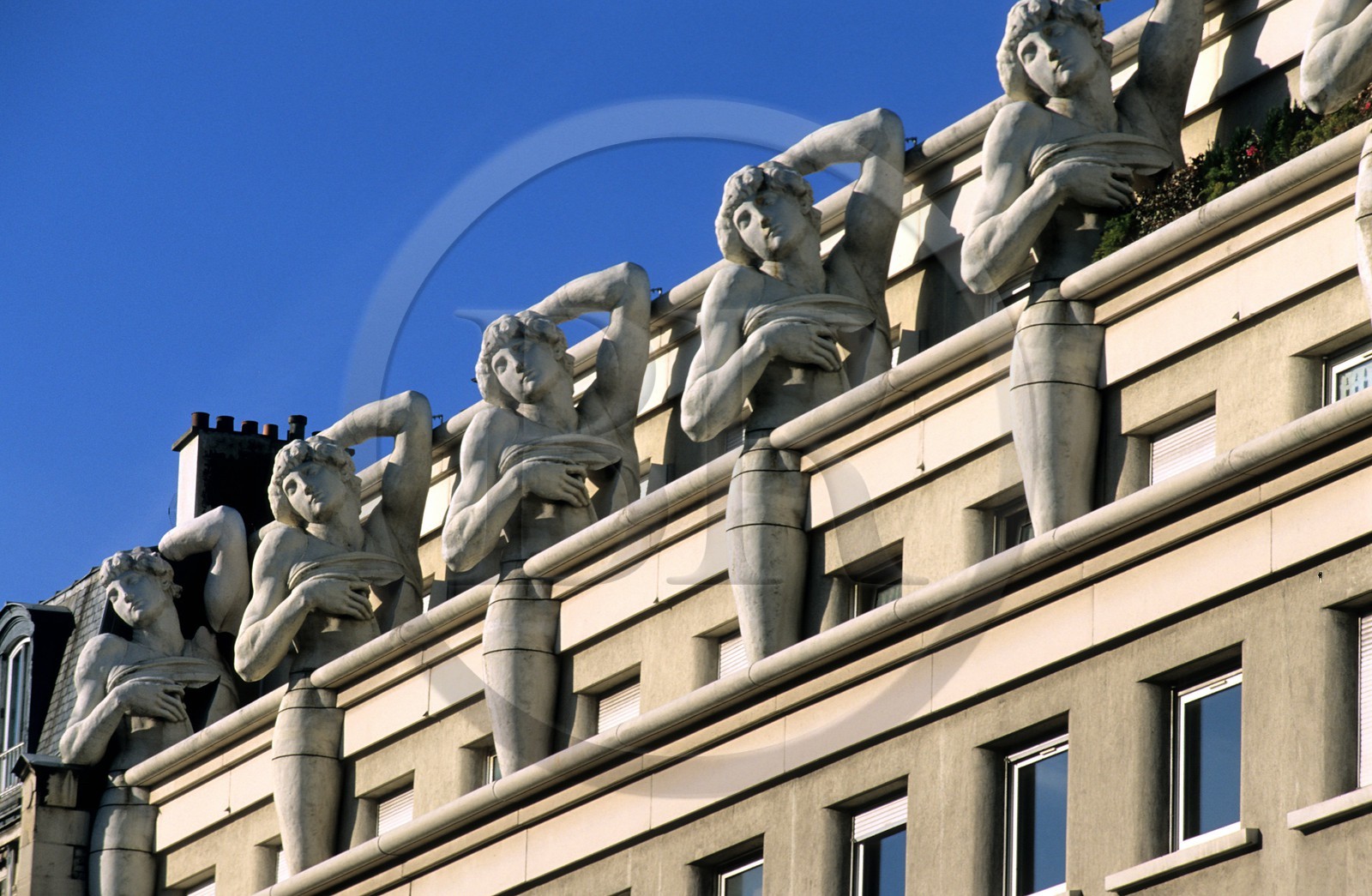 France, Paris (75), immeuble a l' angle de l' avenue Daumesnil et de la rue de Rambouillet