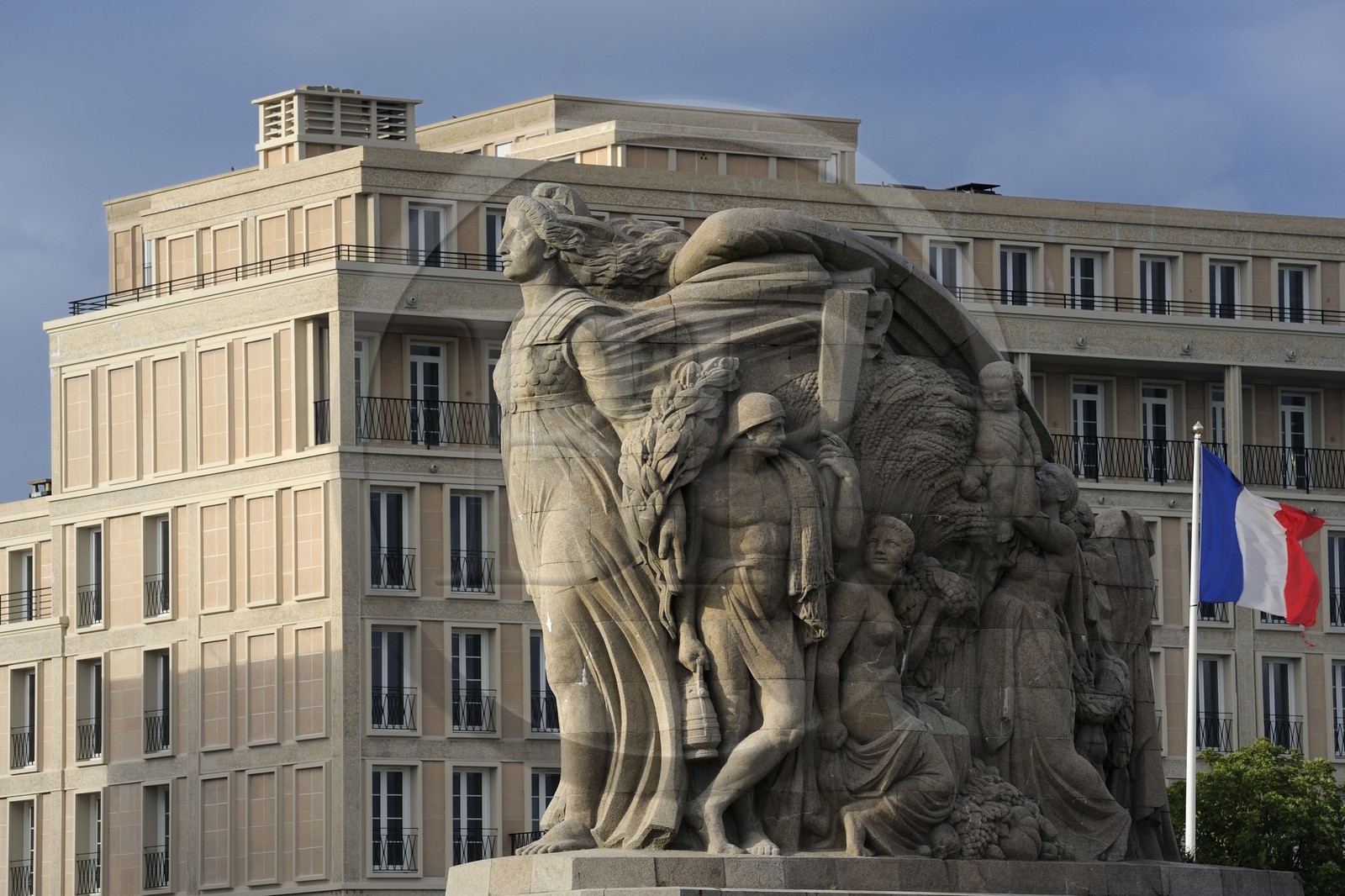 France, Seine-Maritime (76), Le Havre, Centre-ville reconstruit du Havre par Auguste Perret classé Patrimoine Mondial de l'UNESCO, le monument aux morts devant un immeuble Perret