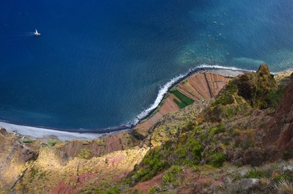 Portugal, Ile de Madère, vue depuis le belvédère du Cap Girao, plateforme en verre surplombant la deuxième falaise la plus haute du monde à 589 mètres de haut, champs cultivés au pied de la falaise