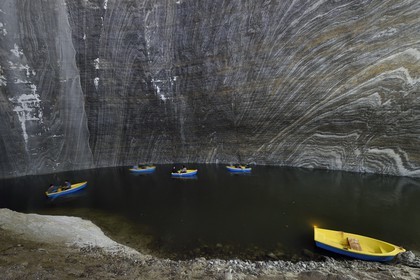 Roumanie, Transylvanie, région de Cluj, Turda, ancienne mine de sel de Turda dont l'exploitation a commencée à l'époque romaine, transformée en centre de loisirs et de santé, le lac souterrain