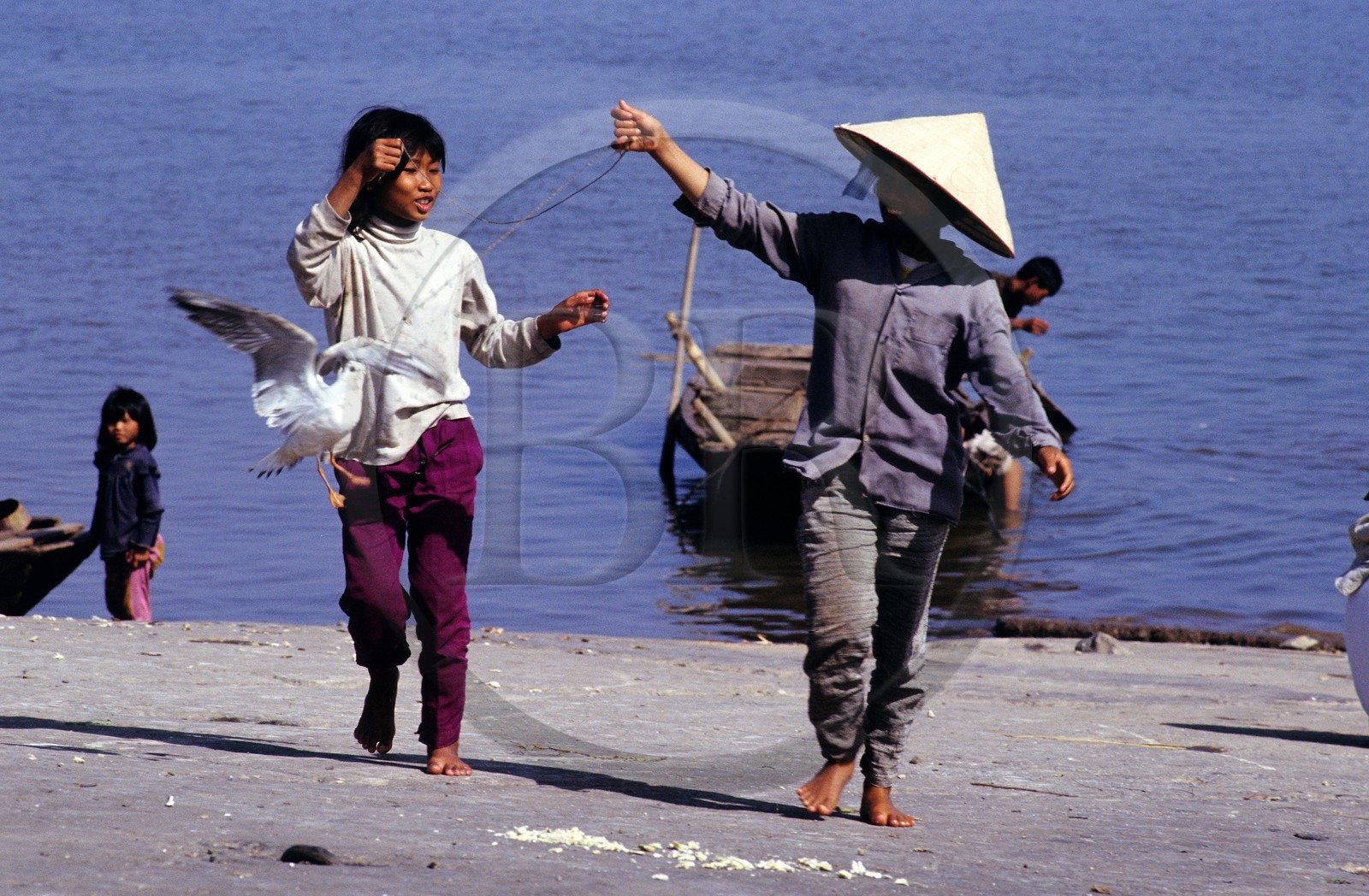Vietnam, province de Quang Ninh, la Baie d'Halong, des enfants jouant sur la plage