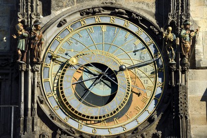 République Tchèque, Prague, centre historique classé Patrimoine Mondial de l' UNESCO, place de la Vieille Ville (Staromestske nam), l' horloge astronomique sur la façade de l' hôtel de ville