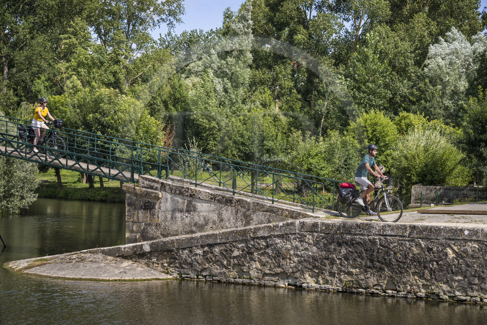 France, Deux-Sèvres (79), le Marais Poitevin, la Venise Verte, Le Vanneau-Irleau, randonnée à bicyclette le long des canaux et passage d'une passerelle