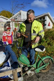 Suède, Västra Götaland, Iles Koster, Sydkoster, homards vivants et mobylette de transport