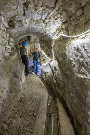 France, Vaucluse (84), Dentelles de Montmirail, Beaumes-de-Venise, chapelle Notre-Dame d'Aubune, tunnel creusé au XVI siècle pour canaliser la source d'Aubune, l’historien amateur et passionné Jean-Yves Faure