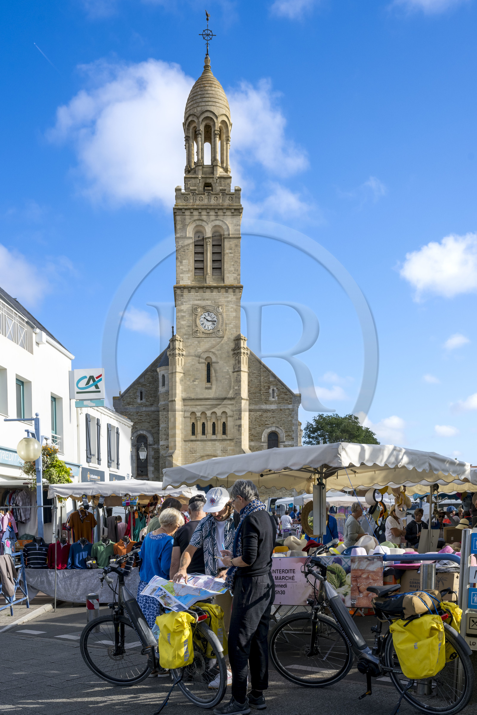 France, Vendée (85), Saint-Gilles-Croix-de-Vie, le marché côté Croix-de-Vie et l'église Sainte-Croix à l'arrière-plan