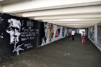 Géorgie, Tbilissi, passage sous les voies rapides aux murs recouverts de graffitis