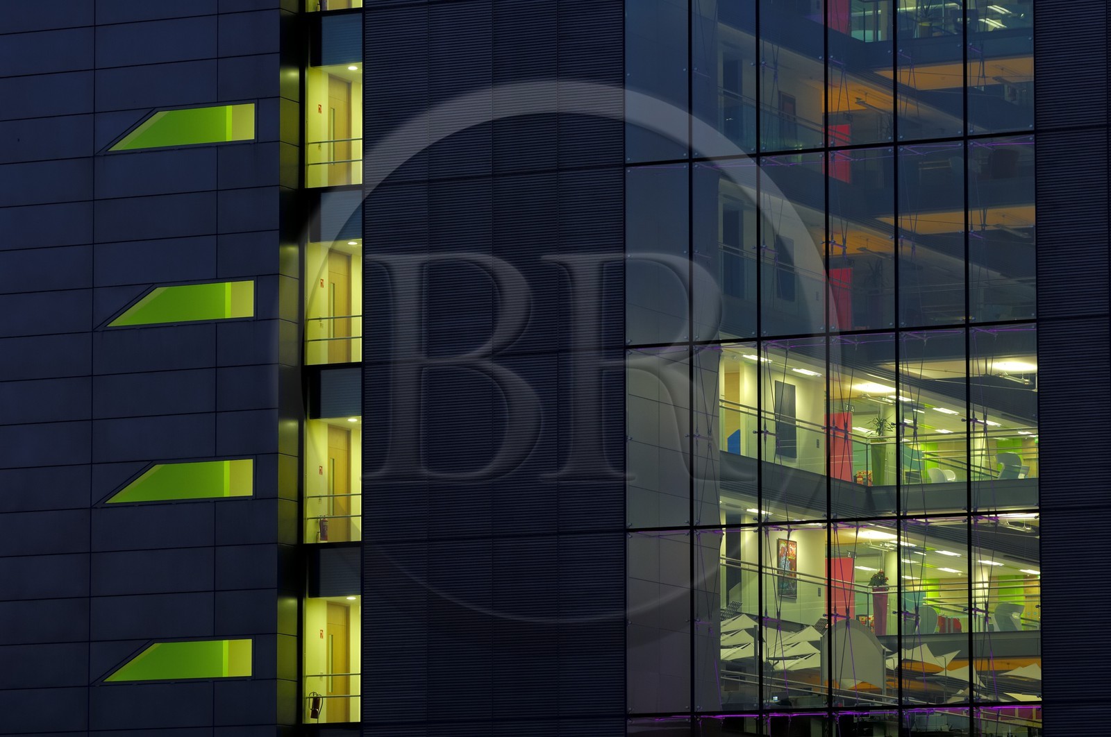 Irlande, Comté de Dublin, Dublin, nouveaux immeubles de bureaux sur North Wall Quay dans les docks réhabilités en bordure de la rivière Liffey