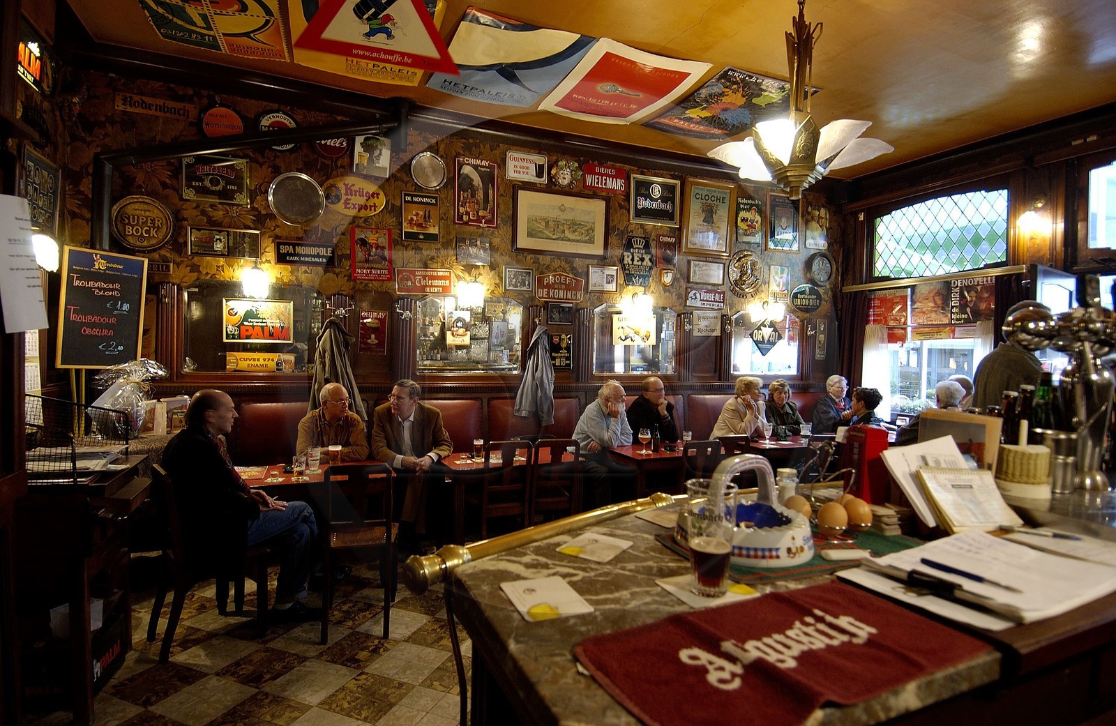 Belgique, Flandre, Anvers (Antwerpen), une taverne typique de la vieille ville