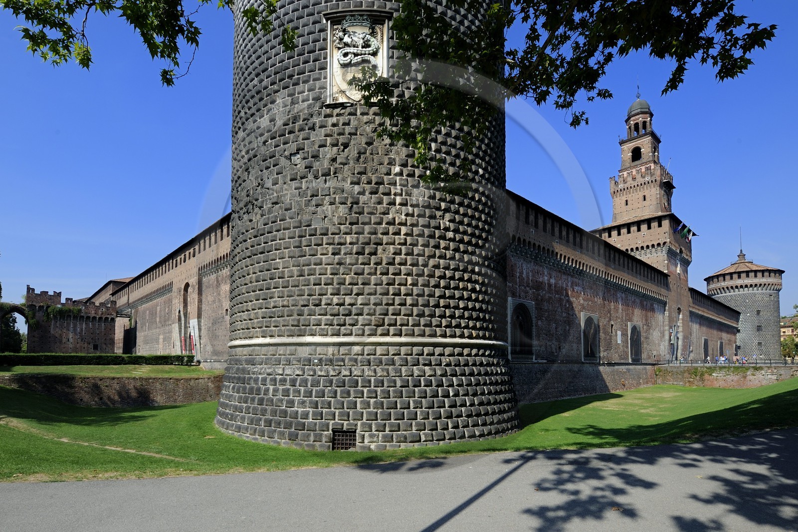 Italie, Lombardie, Milan, le Castello Sforzesco (château des Sforza), construit au XVe siècle par le duc de Milan Francesco Sforza, une des deux tours rondes qui abritaient des citernes d'eau et la Torre del Filarete de l'architecte Antonio di Pietro Averlino (ou Averulino) dit le Filarète