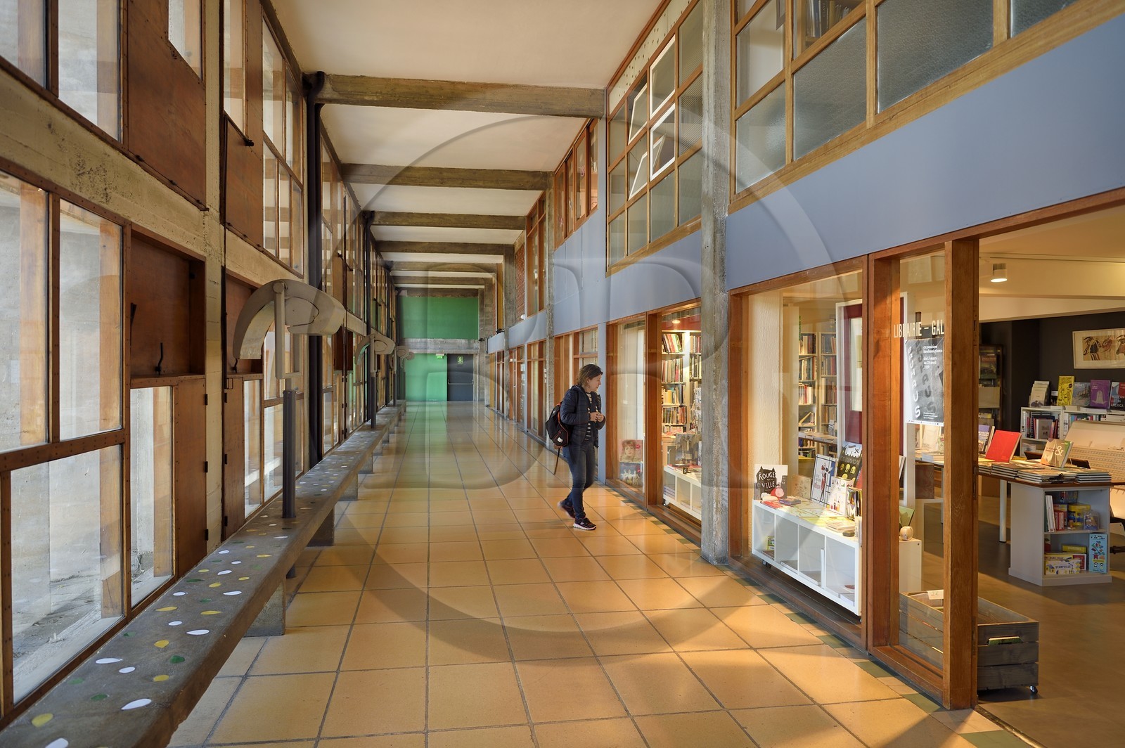 France, Bouches-du-Rhône (13), Marseille, oeuvre architecturale de Le Corbusier, classée Patrimoine Mondial de l'UNESCO, la Cité Radieuse par l'architecte Le Corbusier,  le déambulatoire entre le 3e et le 4e étage