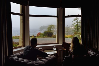 Royaume-Uni, Ecosse, région des Highlands, les Hébrides, Ile de Skye, le port de pêche de Portree vu du Cuillin Hills Hotel