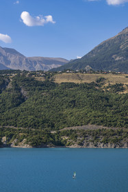 France, Hautes Alpes (05), Crots, lac de Serre Ponçon et la rive Nord