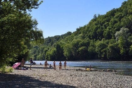 France, Dordogne (24), Périgord Noir, vallée de la Dordogne, Limeuil, labellisé Les Plus Beaux Villages de France, plage en bordure de la Dordogne