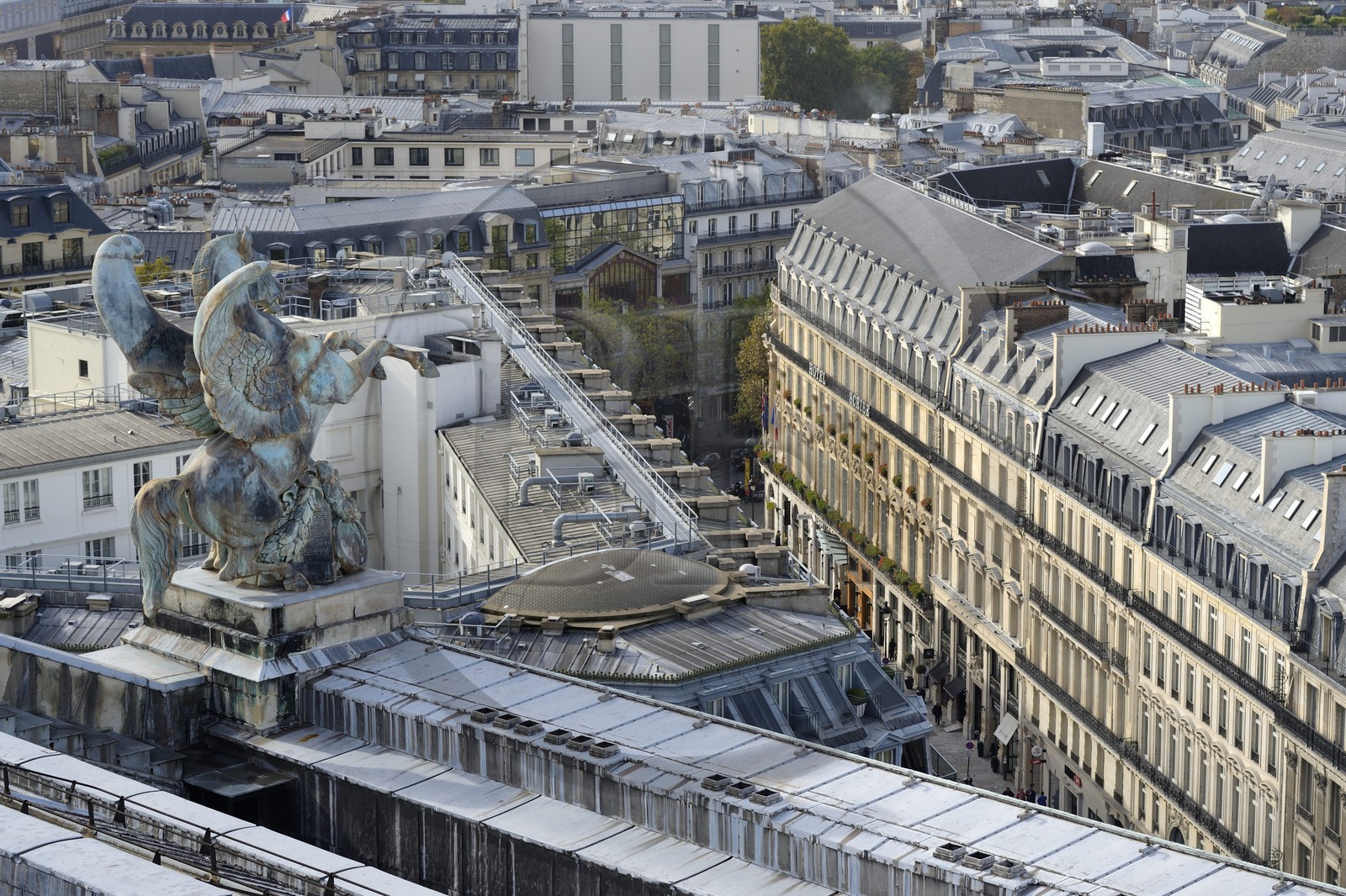 France, Paris (75), statue de cheval ailé sur le toit de l'Opéra Garnier surplombant la rue Scribe