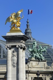 France, Paris (75), pont Alexandre III et coupole du Grand Palais