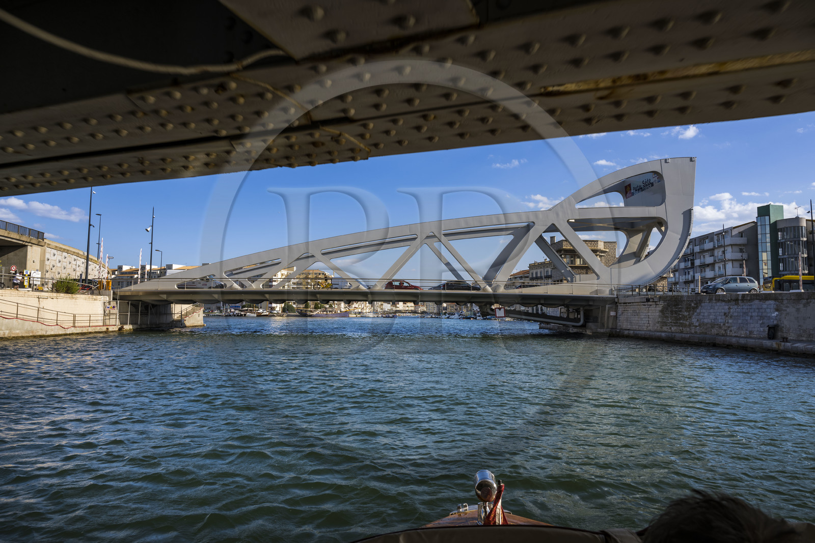 France, Hérault (34), Sète, le nouveau pont à bascule (basculant-roulant) Sadi Carnot sur la sortie du canal dans l'étang de Thau