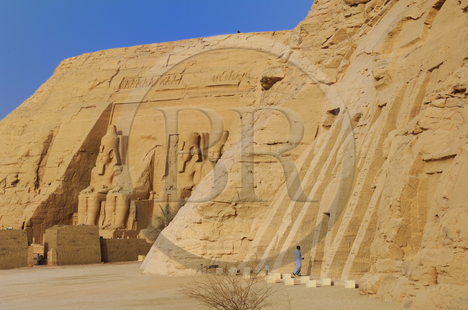 Egypte,  Lac Nasser, Abou Simbel, le Grand Temple de Ramses II (au fond) et le temple d'Hathor