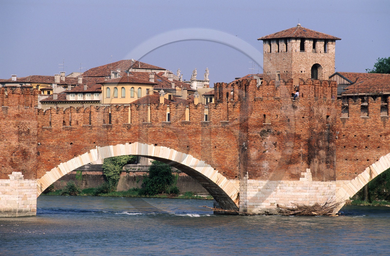 Italie, Vénétie, Vérone, château Castelvecchio, le pont Scaligiero