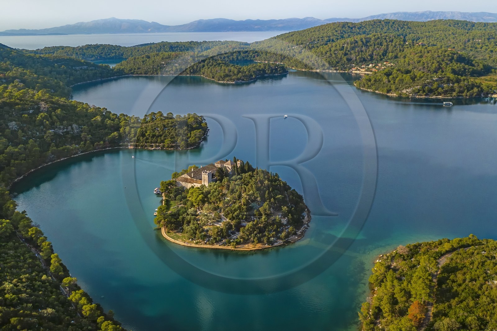 Croatie, Dalmatie, cote dalmate, Ile de Mljet, Parc national de Mljet, ancien monastère bénédictin sur l'ilot de Sainte Marie (Sveta Marija) (vue aérienne)