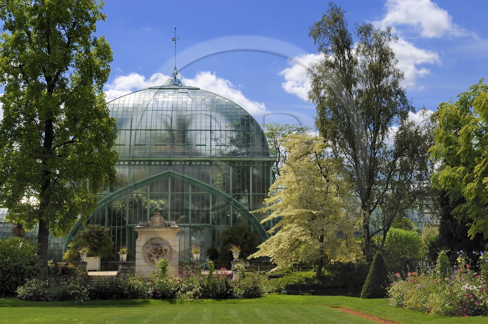 France, Paris (75),  Jardin des Serres d'Auteuil, la grande serre et Fontaine de la Bacchanale de jules Dalou au premier plan